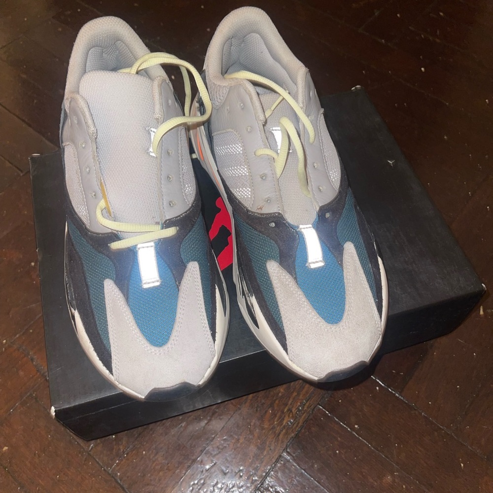 Yeezy 700 waverunners used but in good condition size 12